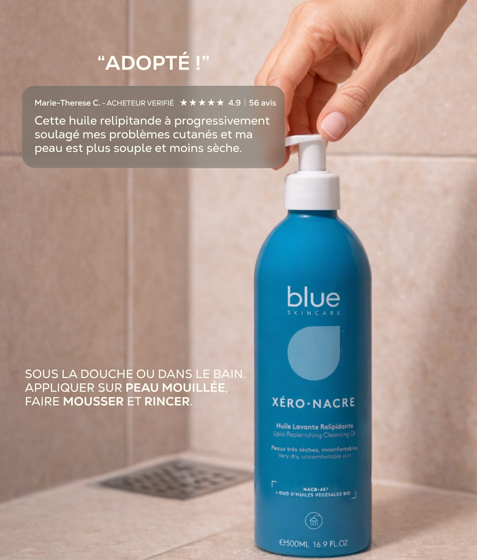 Flacon bleu de nettoyant huile avec main appliquant le produit sous la douche sur peau mouillée avec instructions d'utilisation